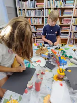 Zajęcia plastyczne. Dzieci malują farbami.