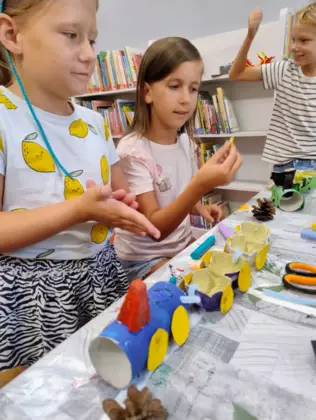 Dziewczyny z rolek papierowych utworzyły pociąg.