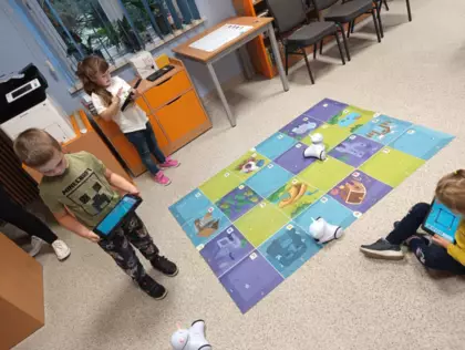 Dzieci na planszy programują przejście robota.