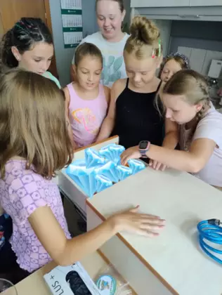 Dzieci szukają skarbów w szufladzie.