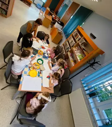 Dzieci w trakcie tworzenia kolorowych liści.