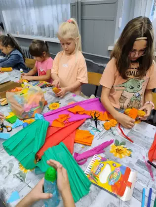 Dziewczynki z kukurydzy wykonują ludziki.