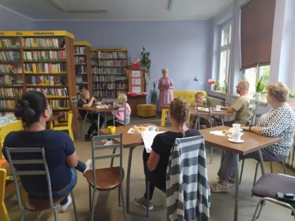 Ogólnopolska akcja Narodowe Czytanie 2024. Uczestnicy siedzą przy stolikach i słuchaja fragmentów dramatu Kordian Juliusza Słowackiego