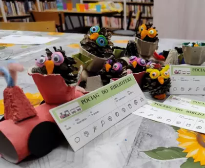 Sówki zrobione z szyszek.