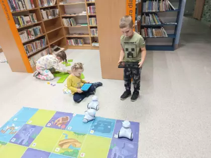 Dzieci na planszy programują przejście robota.