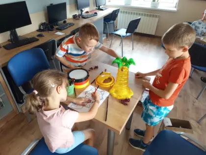 Dzieci grają w planszówki.