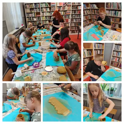 Kolaż zdjęć z warsztatów ceramicznych. Uczestnicy tworzą kubki z gliny.