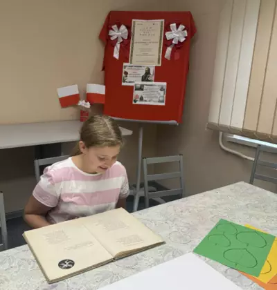 Dziewczynka czyta poezje Jana Kochanowskiego.