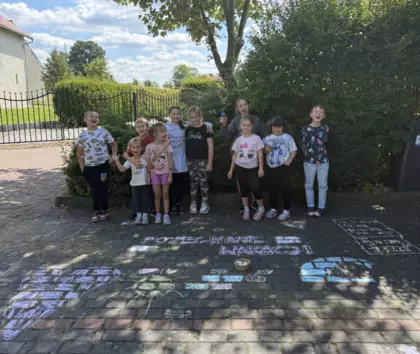 Wspólne zdjęcie dzieci na podwórku.