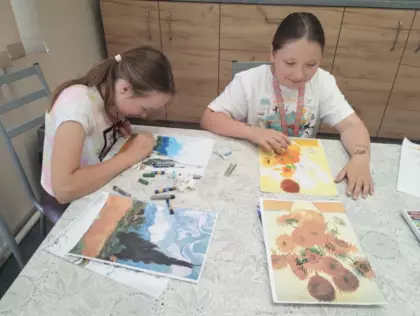 Dwie dziewczynki malują obrazy.