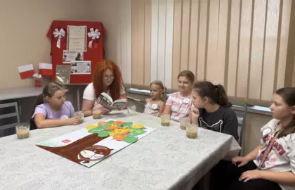 Pani bibliotekarka czyta dzieciom utwory Jana Kochanowskiego.