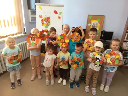 Po skończonych zajęciach dzieci pozują do zdjęcia z racami w rękach.