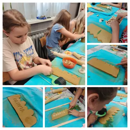 Kolaż zdjęć z warsztatów ceramicznych. Uczestnicy wycinają szablony z gliny.