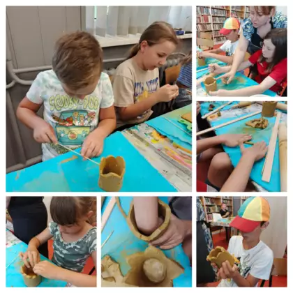 Kolaż zdjęć z warsztatów ceramicznych. Uczestnicy tworzą kubki z gliny.