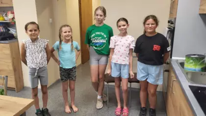 Wspólne zdjęcie dziewczynek w uszytych getrach.