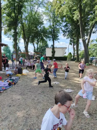 Dzieci biegają na placu zabaw.