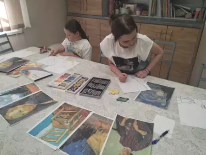 Dwie dziewczynki malują obrazy.