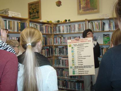 Lekcja biblioteczna w bibliotece w kośmidrach