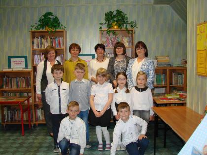 Pasowanie na czytelnika w bibliotece szkolnej w kośmidrach