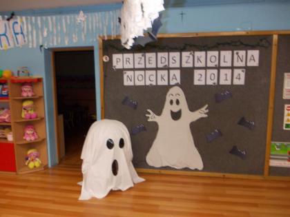 Nocna wizyta przedszkolaków w bibliotece w łagiewnikach małych