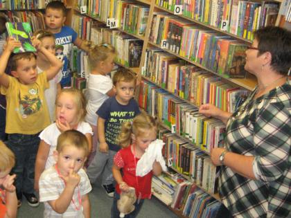 Pasowanie na czytelnika w bibliotece w łagiewnikach małych