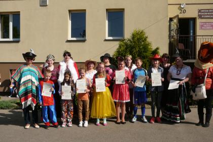 Korowód postaci bajkowych i literackich w lisowicach