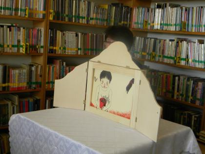 Teatrzyk kamishibai w bibliotece w kośmidrach