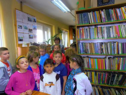 Wycieczka do biblioteki w pawonkowie