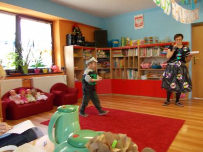 Pokaz mody ekologicznej w przedszkolu w łagiewnikach małych