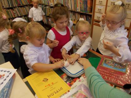 Pasowanie na czytelnika w filii w łagiewnikach małych