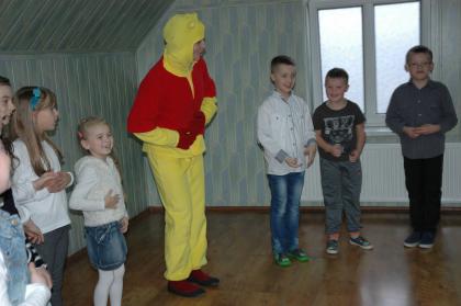 Odwiedziny kubusia puchatka w przedszkolu i szkole podstawowej w kośmidrach