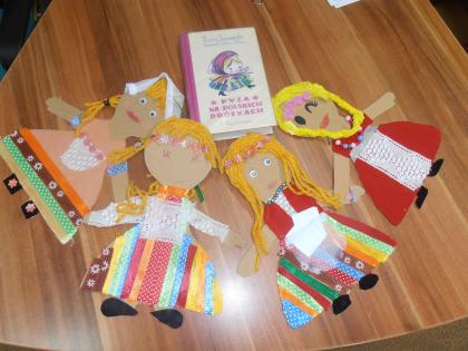 Wakacyjne spotkania w bibliotece w pawonkowie