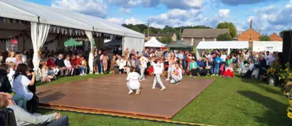 Dziewczyny ze  Studia Dance HIP-HOP tańczą na scenie dożynkowej