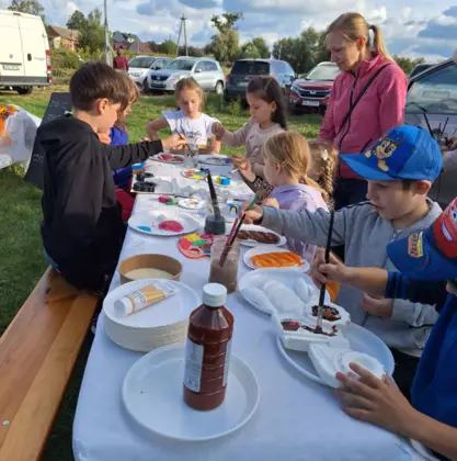 Dzieci malują farbami figurki gipsowe.