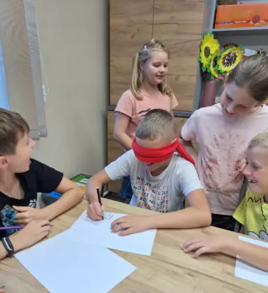 Dzieci bawią się w zabawę Niewidomy rysuje.