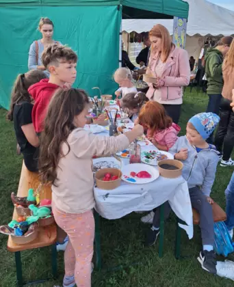 Dzieci malują farbami figurki gipsowe.