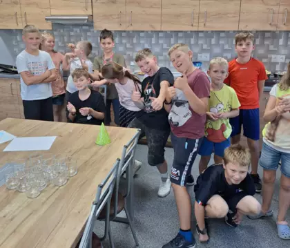 Dzieci pozują do grupowego zdjęcia.