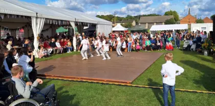 Dziewczyny ze  Studia Dance HIP-HOP tańczą na scenie dożynkowej