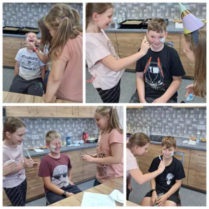 Kolaż zdjęć przedstawia zabawę polegającą na goleniu brody plastikowym patyczkiem.