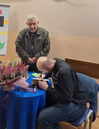 Kamil Sobik podpisuje swoje książki.