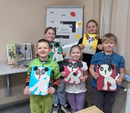 wspólne zdjęcie dzieci po zajęciach plastycznych.