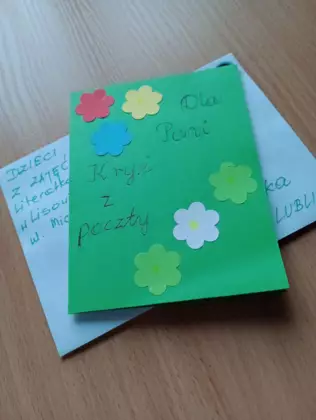 Kartka z życzeniami dla Pani Krysi (Listonoszki z Lisowic) od uczestników zajęć literacko-plastycznych.