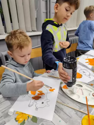 Dzieci malują farbami wiewiórki.