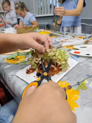 Dzieci wykonują prace plastyczne.