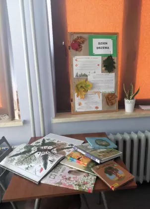 Gazetka o drzewach oraz książki z których korzystaliśmy na zajęciach.