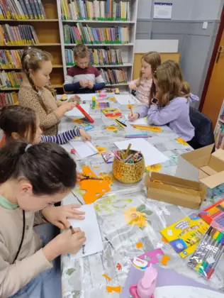 Dzieci piszą listy do rodziców.