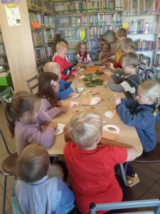 Przedszkolaki wykonują prace plastyczne.