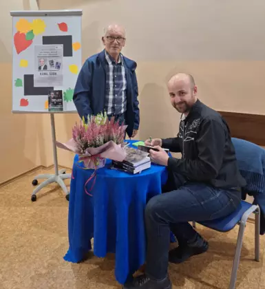 Kamil Sobik podpisuje swoje książki.