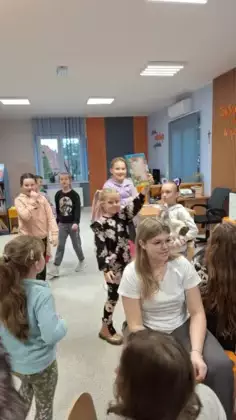 Uczestnicy szukają książki.