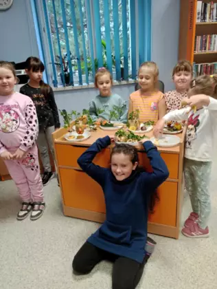 Zdjęcie wszystkich dzieci, które uczestniczyły w zajęciach literacko-plastycznych.